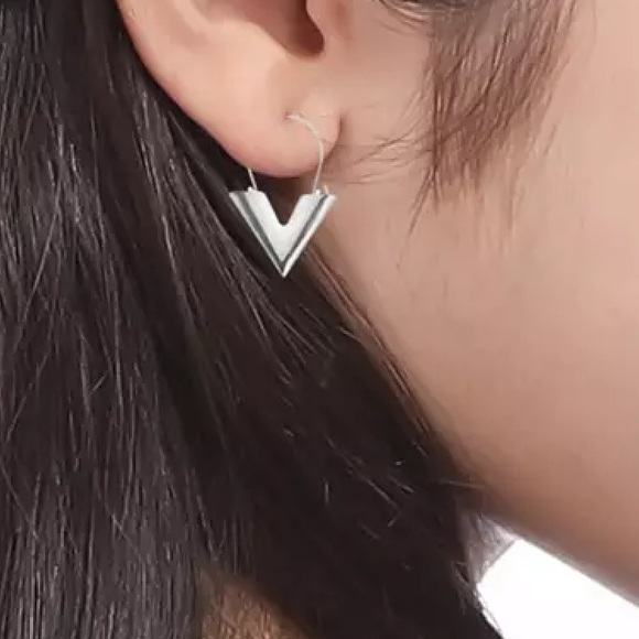 Metal Wind Letter V Shape Stud Earring - Picture 2 of 6